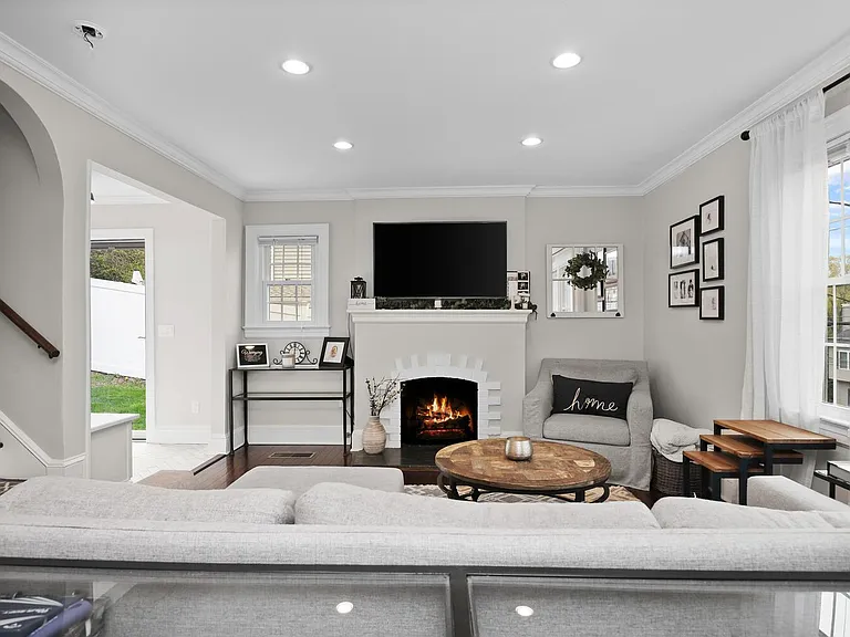 24 Nicholas Ave — Photo 6