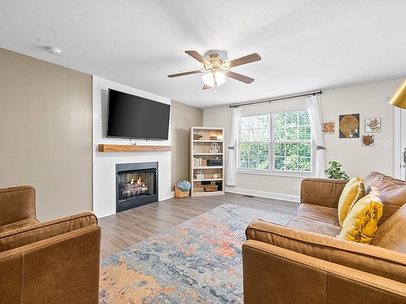 2nd image of 3584 Aurora Dr