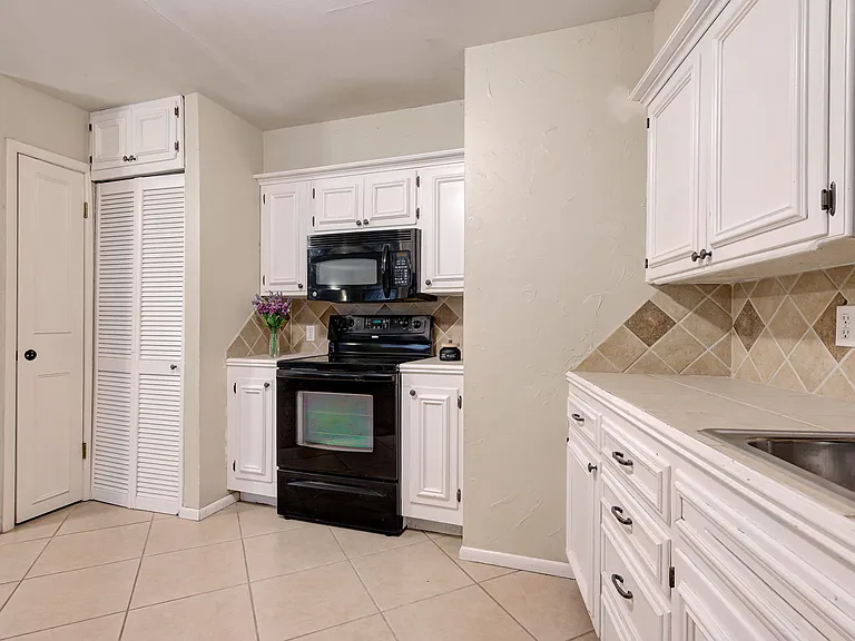 4616 N Harvey Pkwy — Photo 19