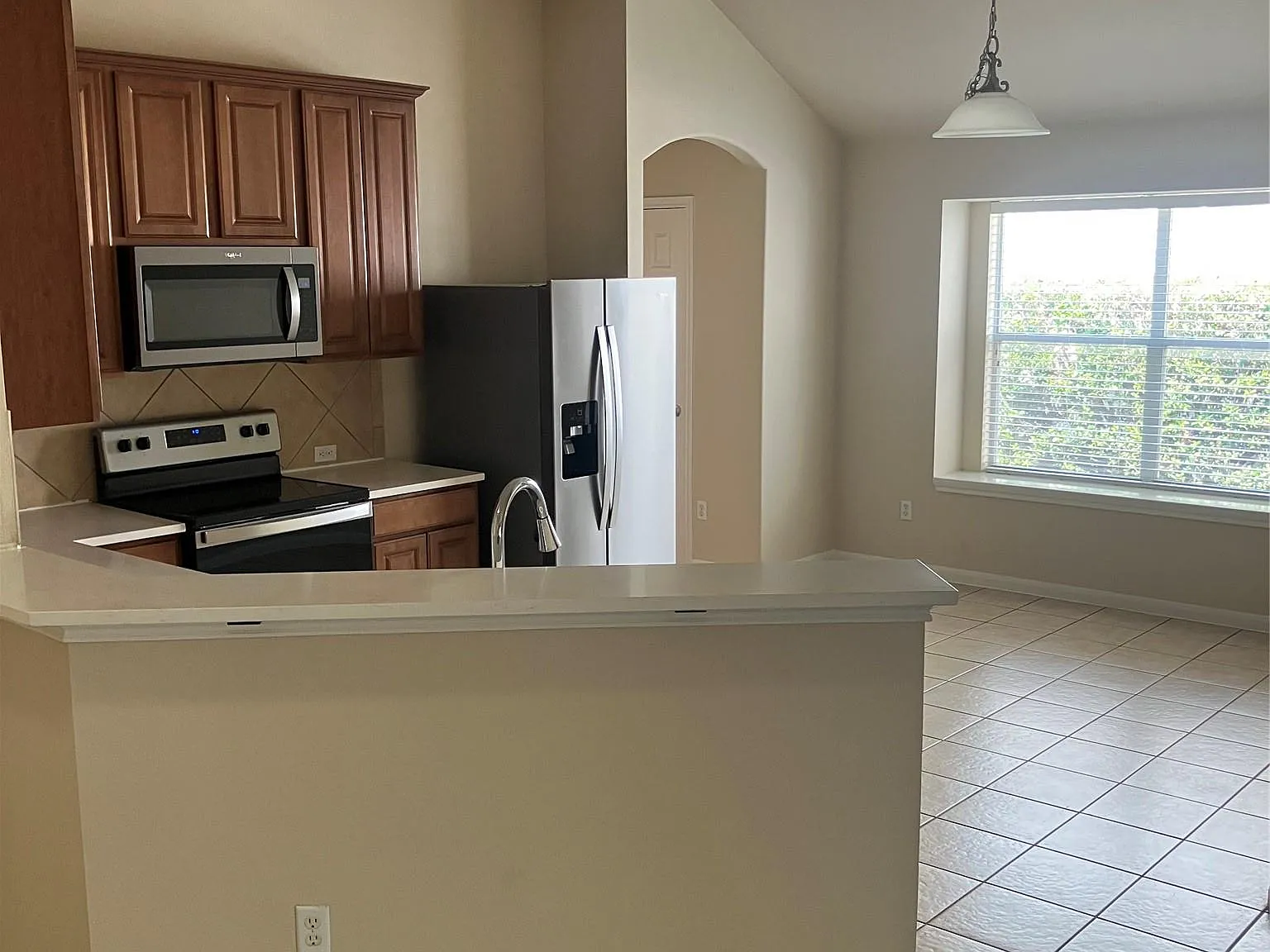 3 bed, 2.0 bath, 1844 sqft, $2,000 — Photo 2