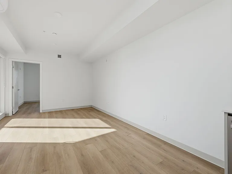 1529 Oxford St — Photo 84