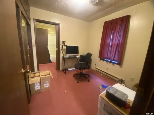 1010 E Main St, Benton, IL 62812