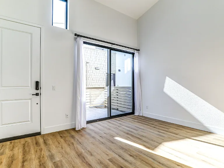 Girard Lofts — Photo 24