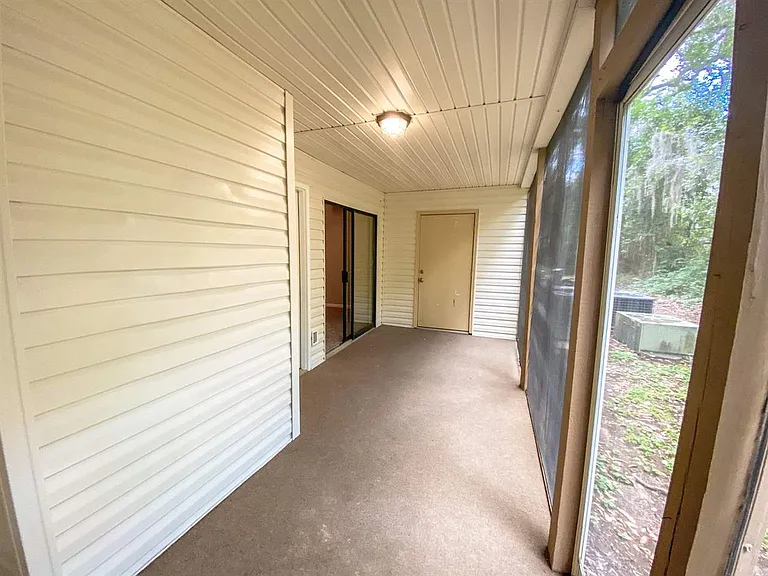 1104 Green Tree Ct #E — Photo 3