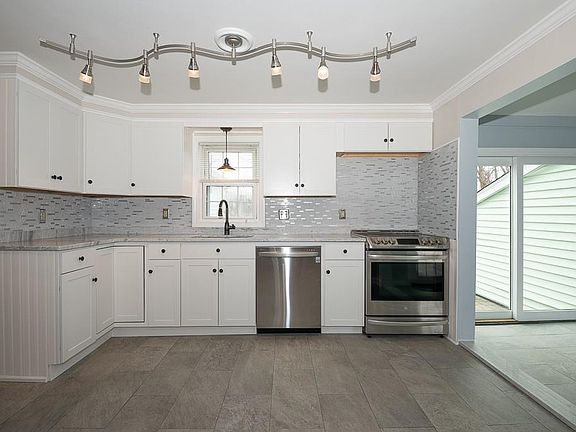 5th image of 32 Oakwood Ave
