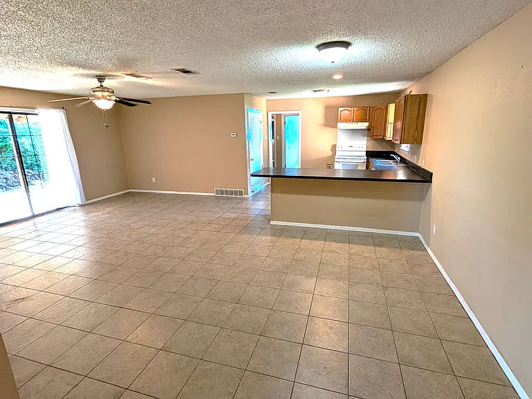 821 Gregory Ave — Photo 2