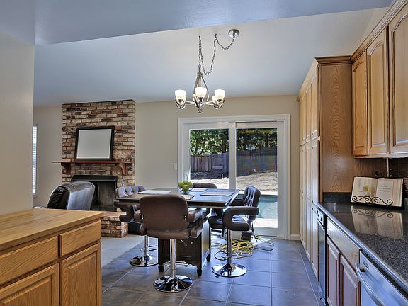 4th image of 726 Pine Ct