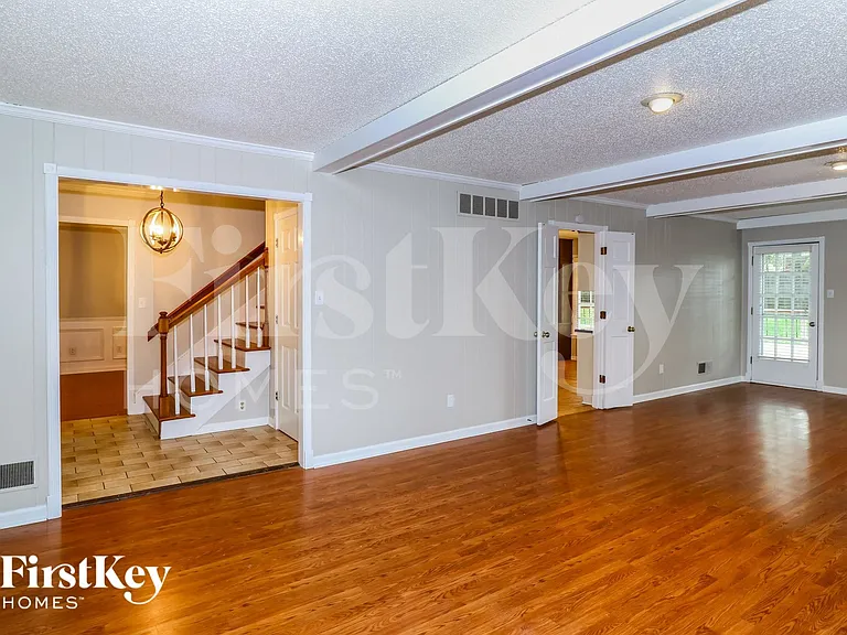 212 E Powell Rd — Photo 4