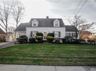 40 Concord St, Westbury, NY 11590