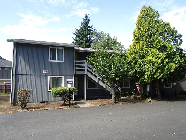 550 SE Cedar St — Photo 2