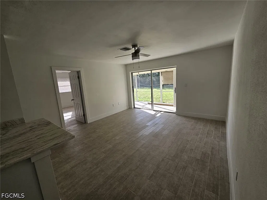 2 bed, 2.0 bath, 980 sqft, $1,300 — Photo 3