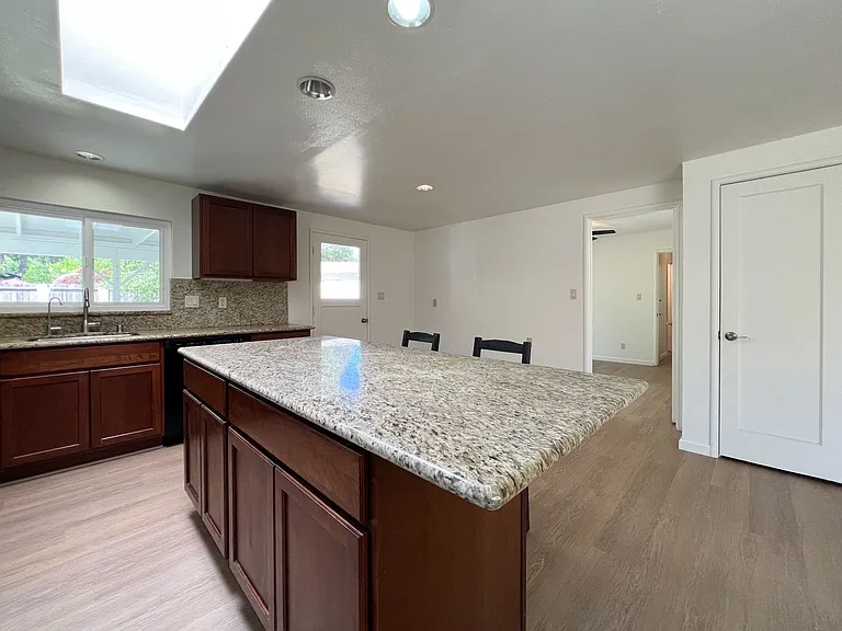 34 Queens Ct — Photo 18