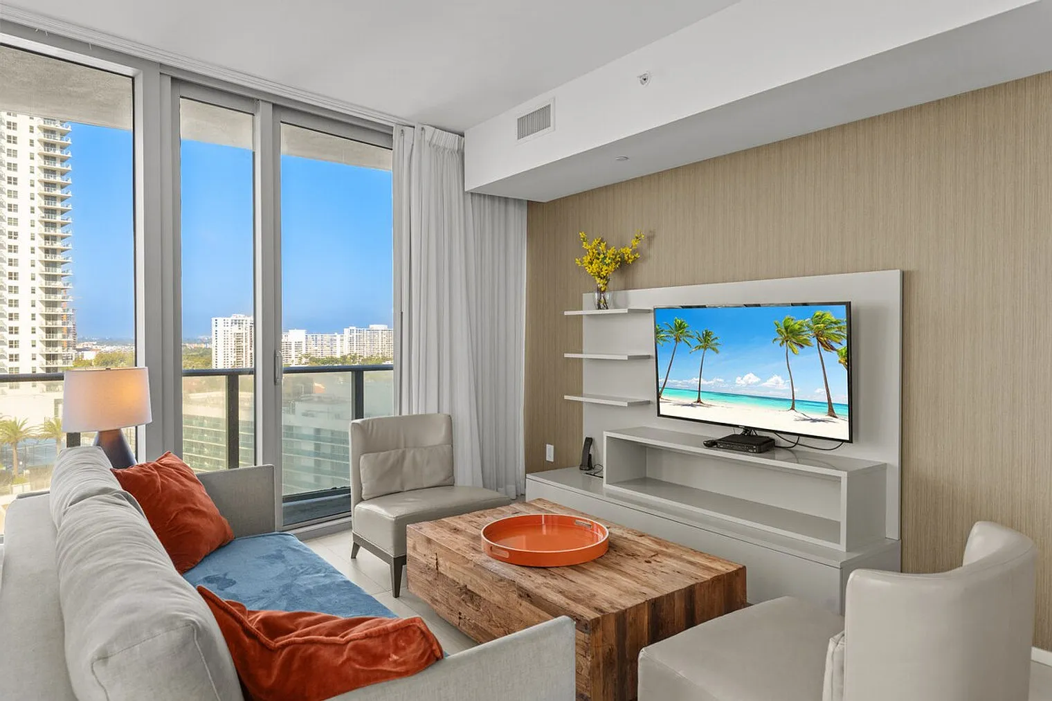 2 bed, 2.0 bath, 1001 sqft, $5,961 — Photo 4