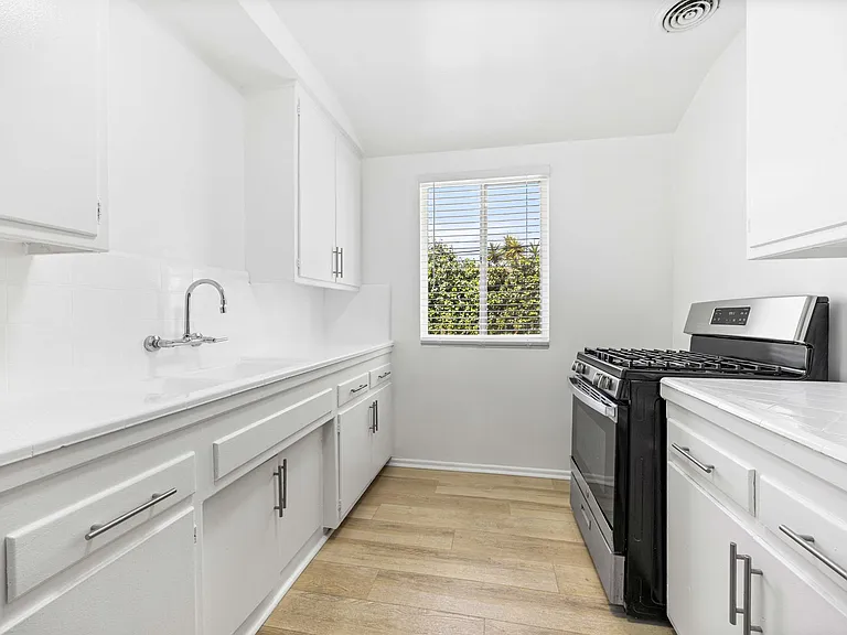 Hollyview Apartments — Photo 10