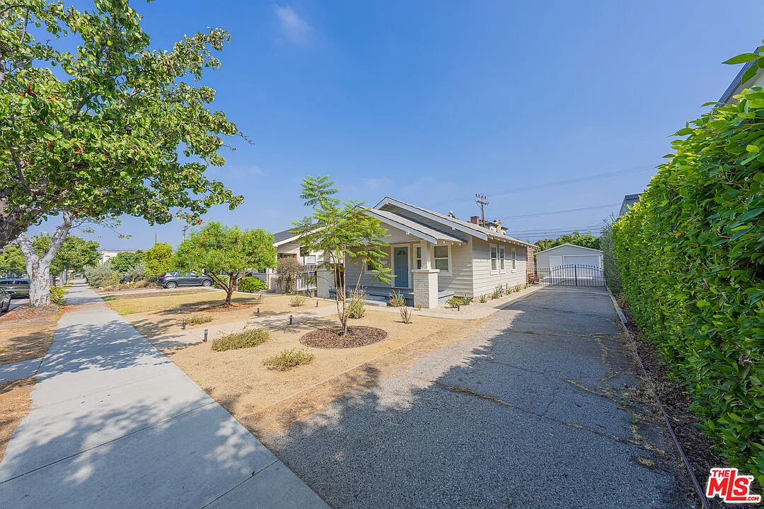 2 bed, 1.5 bath, 884 sqft, $3,950 — Photo 2