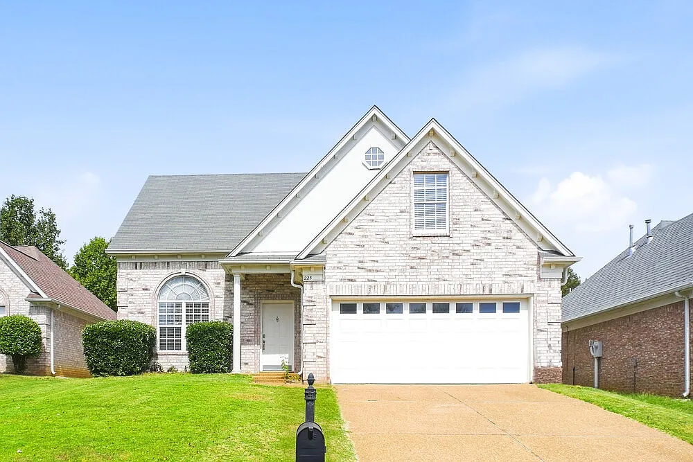 4 bed, 2.5 bath, 1796 sqft, $1,975 — Photo 1