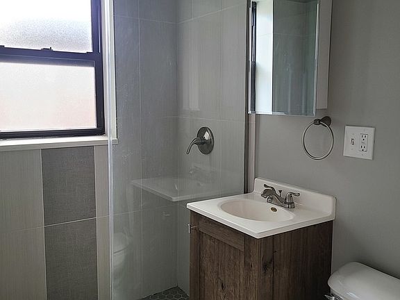 5th image of 824 W Cuyler Ave APT 322