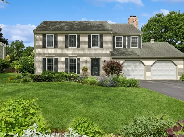 826 Dundee Ave, Barrington, IL 60010