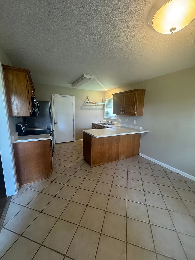 3 Bedroom Home Strafford, Missouri — Photo 2