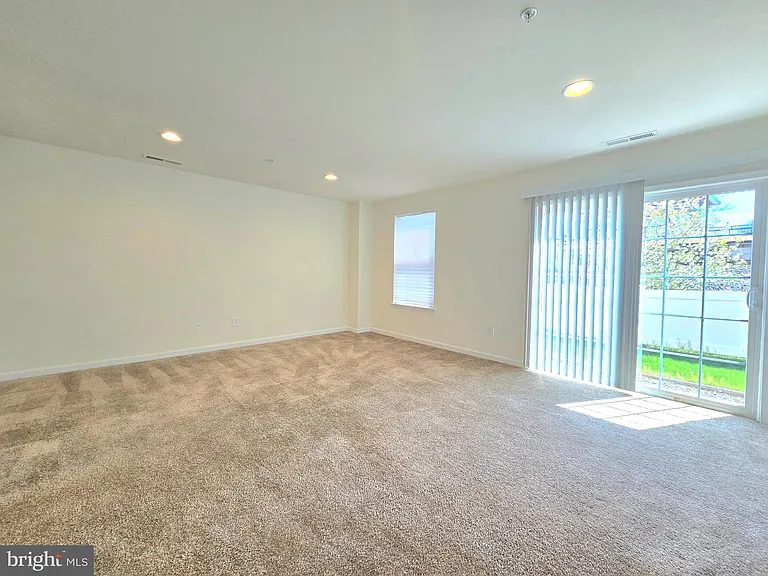 1045 Chapman Cir — Photo 13