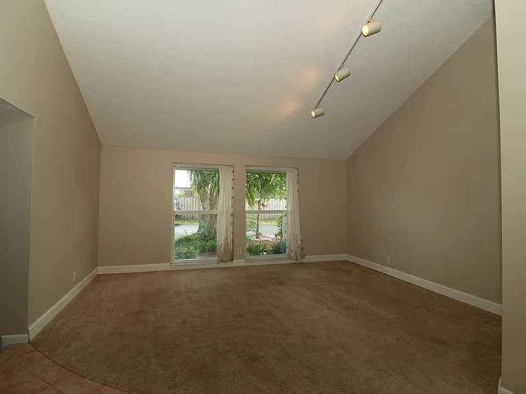8321 SW 39th Ct — Photo 26