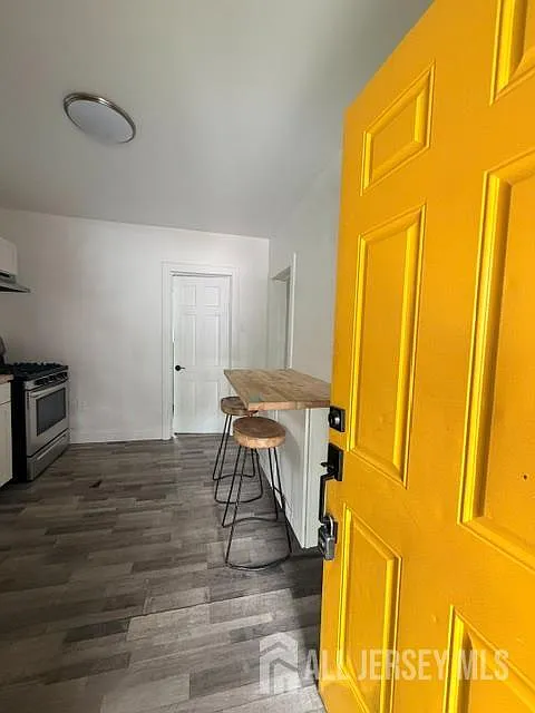 3 bed, 3.0 bath, 930 sqft, $1,800 — Photo 2