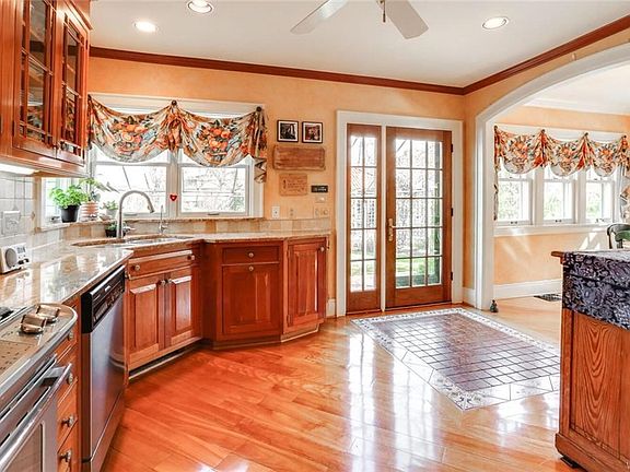5th image of 261 Woodbridge Ave