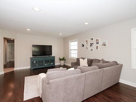 5th image of 955 N Topanga Dr