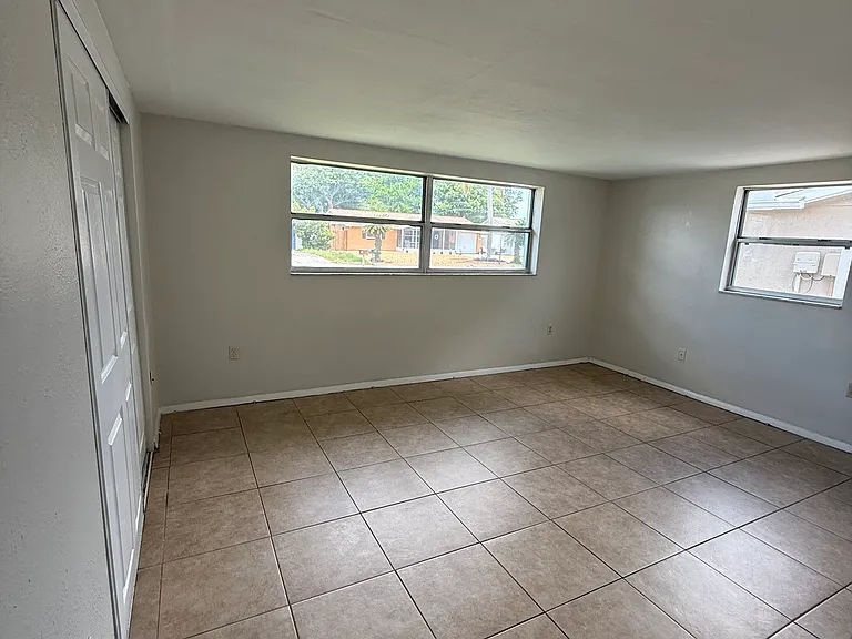 5114 Greenwood St — Photo 3