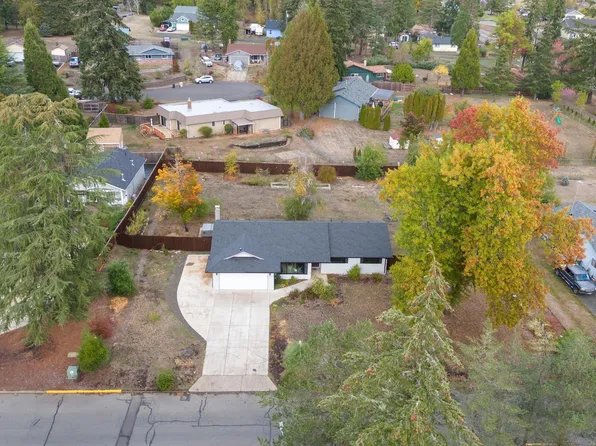 1118 SW Bridlewood Dr, Dallas, OR 97338