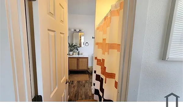 1021 Edith Blvd NE — Photo 3