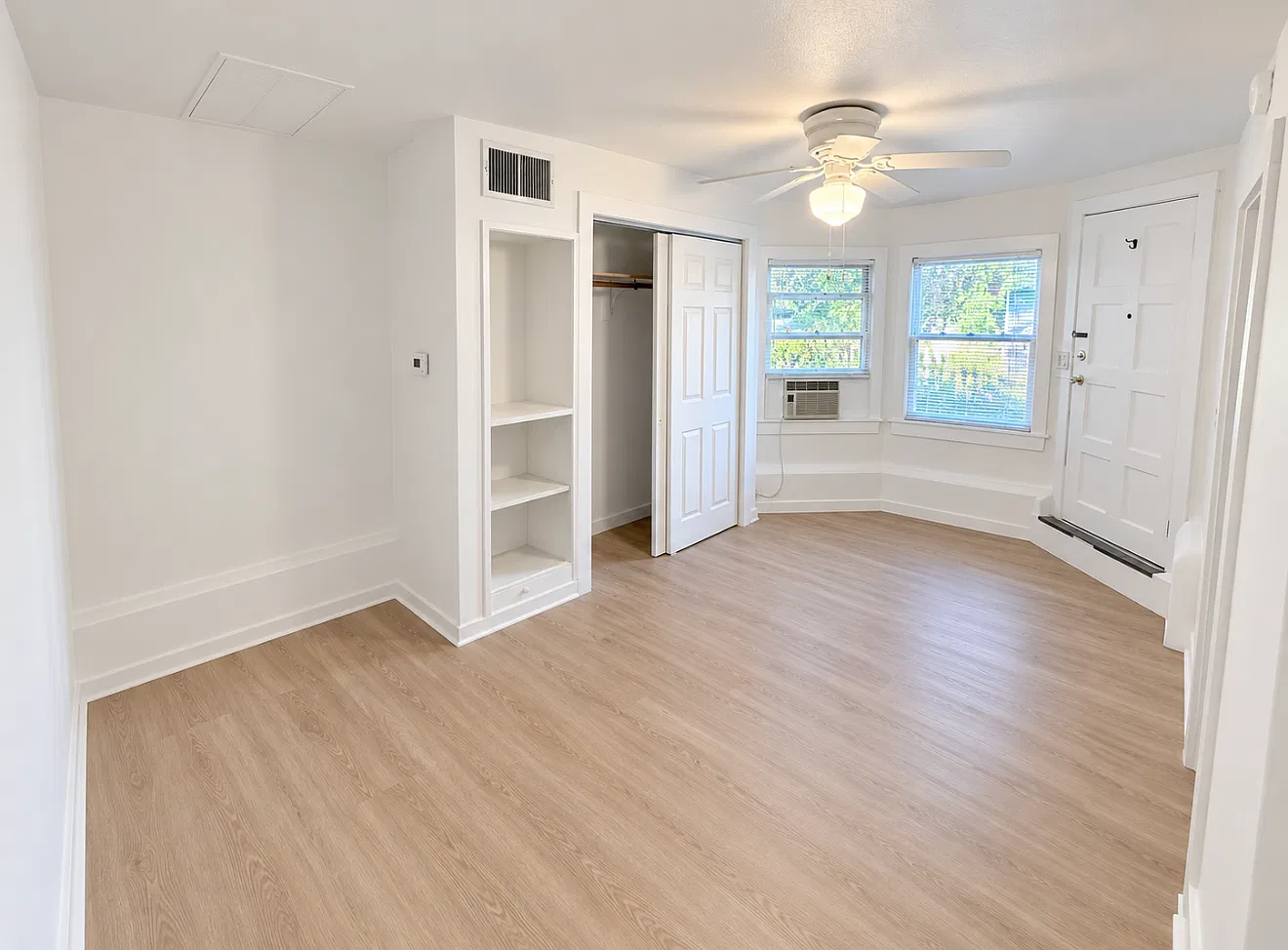 Studio, 400 sqft, $1,045 — Photo 2
