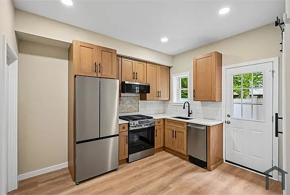 4 bed, 1176 sqft, $3,640 — Photo 4