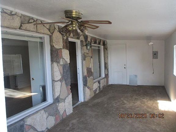 Entry, extra room in the front of the apartment!