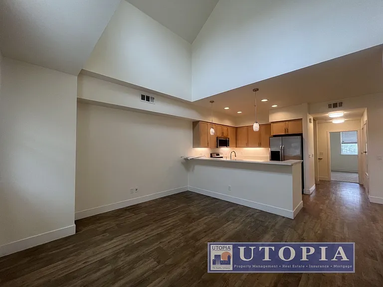 Beautiful and Spacious 3-bedroom, 3.5-bathroom Townhouse Located in the heart of Seabright. — Photo 6