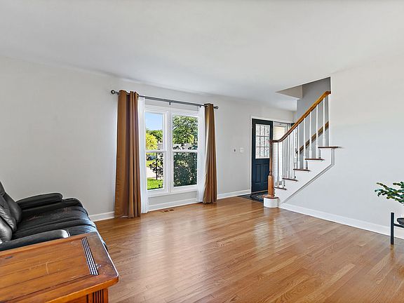 5th image of 14 Woodridge Ln