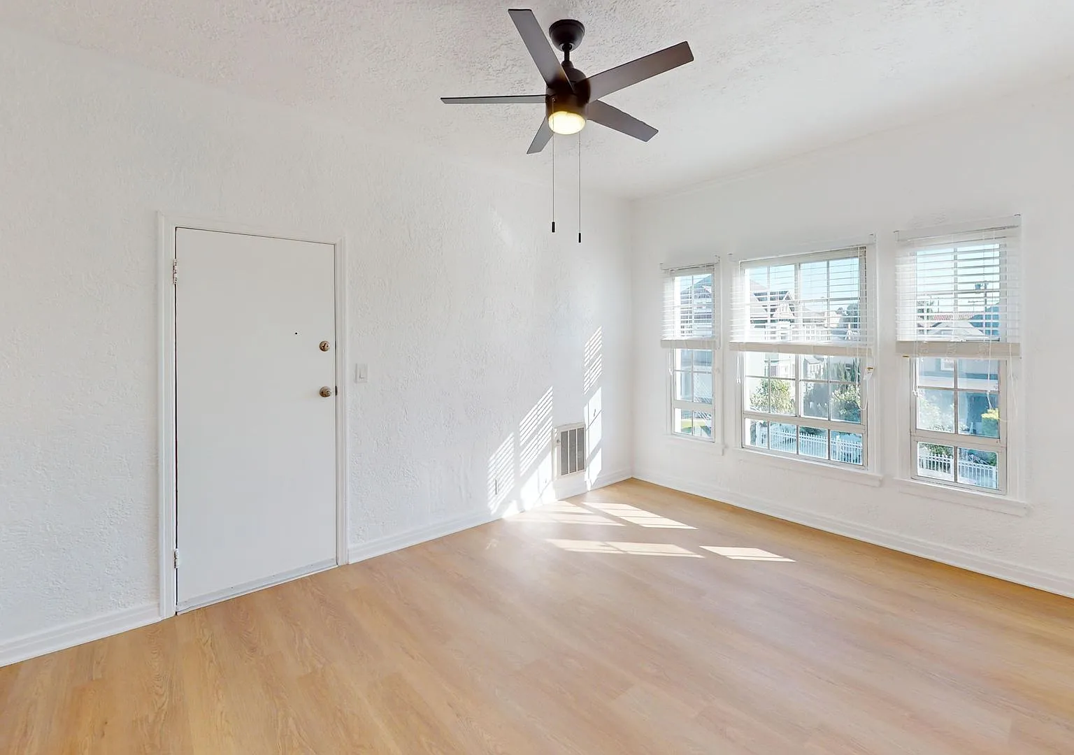 15Th - 2731 W. 15th Apts. — Photo 3