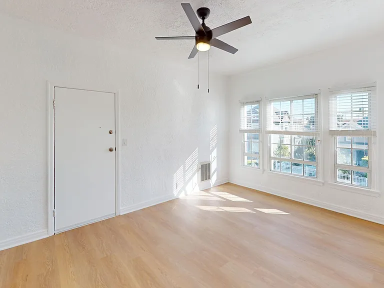 15Th - 2731 W. 15th Apts. — Photo 3