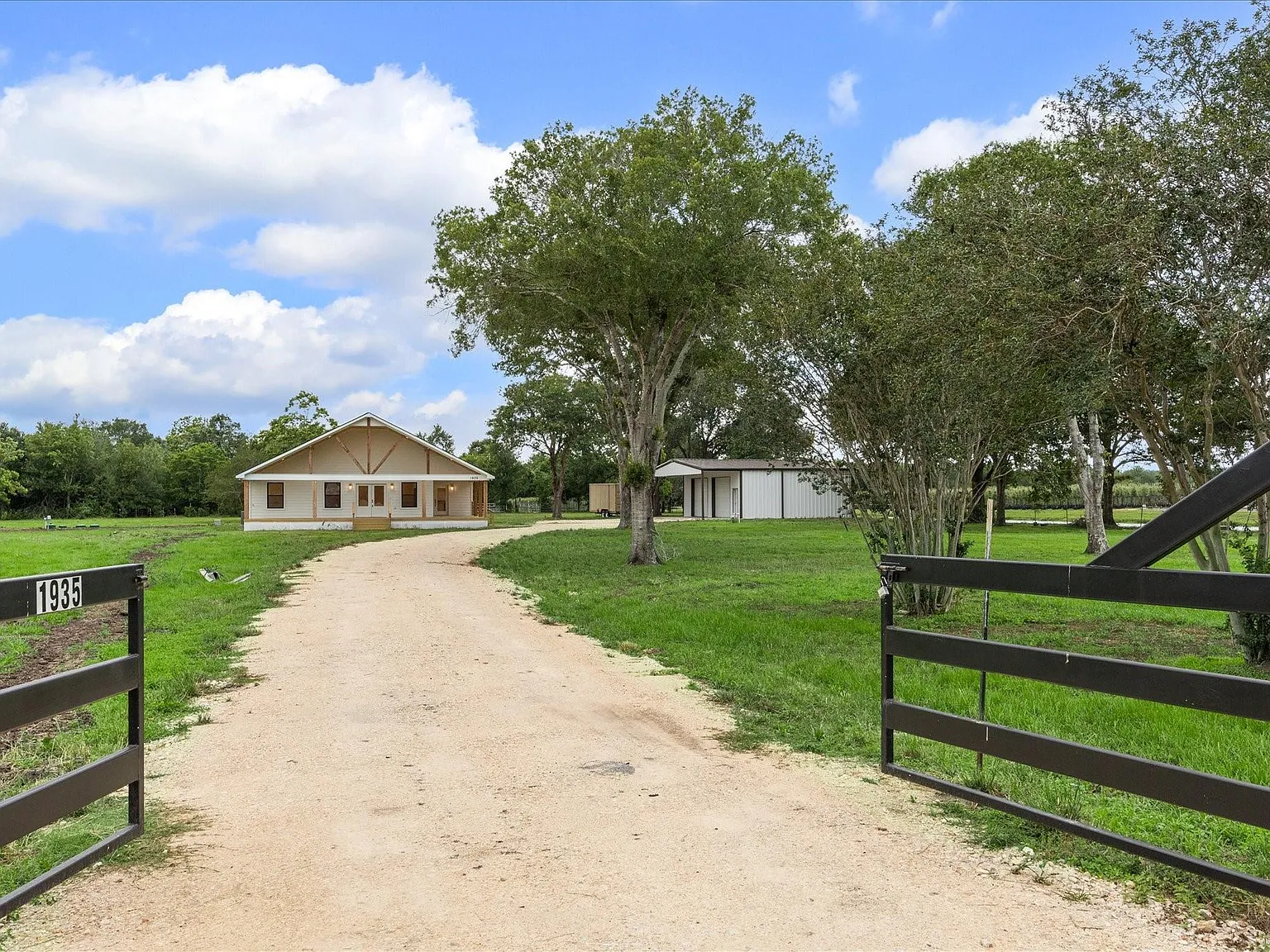3 bed, 3.0 bath, 2100 sqft, $4,200 — Photo 2