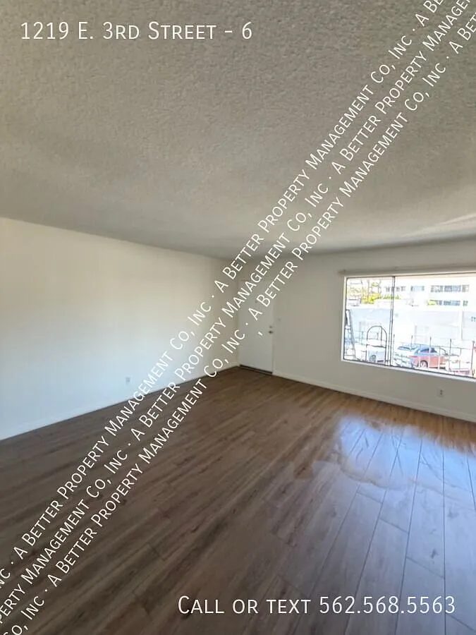 Gated Upper Unit W/ Plank Floors, & Onsite Laundry — Photo 4