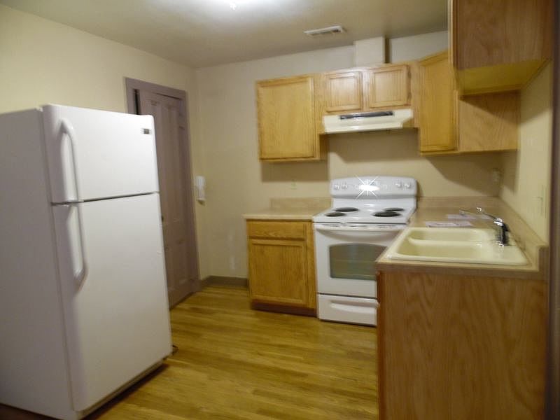 1st image of 219 W Main St