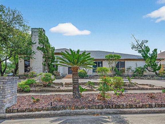 3rd image of 8103 Lake Edge Ct