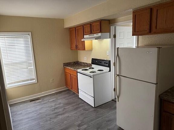3rd image of 930 W Poplar Street