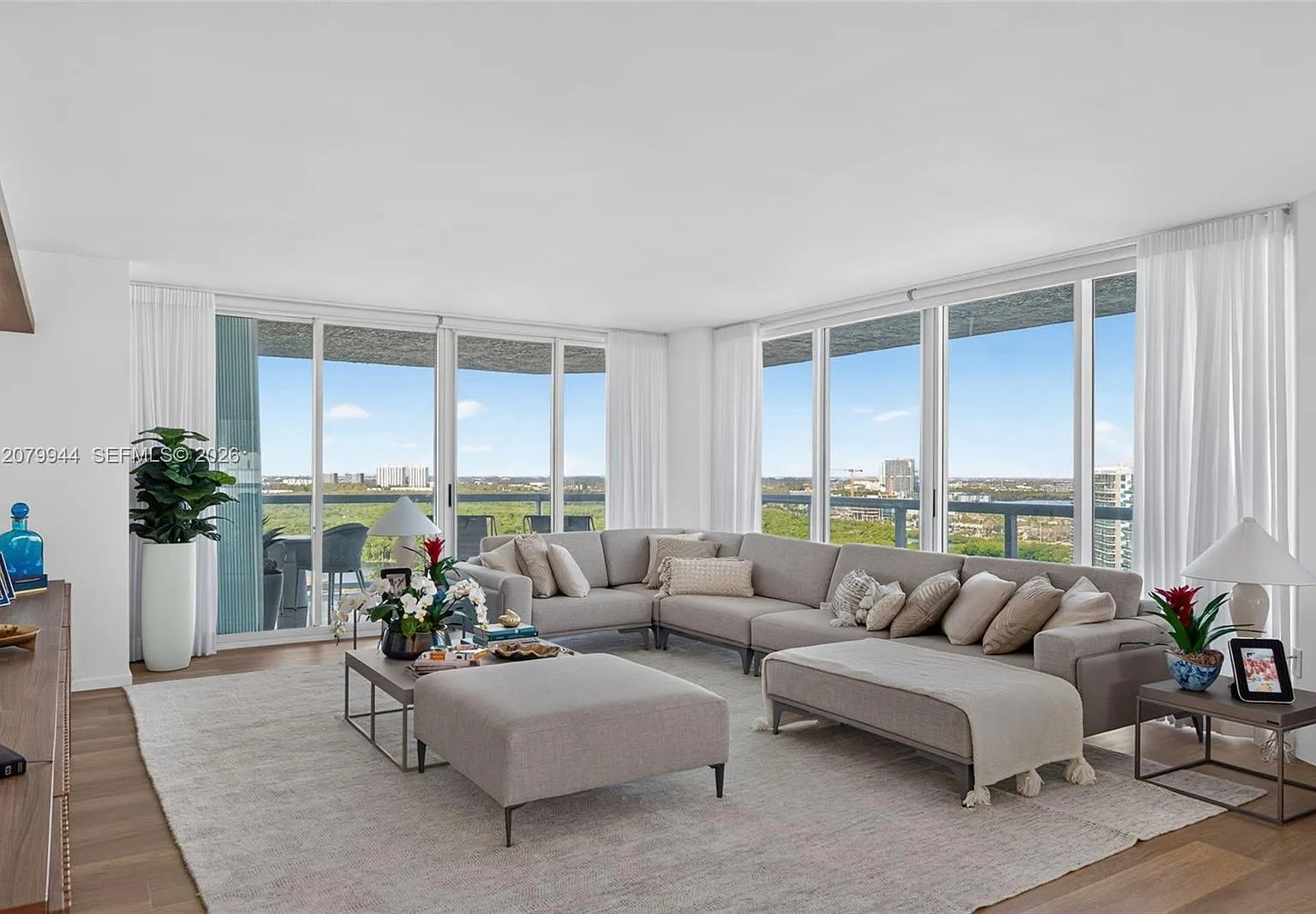 Oceania V Condo — Photo 1