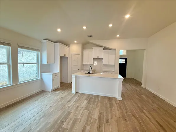 3202 Emerald Hills Dr, Angleton, TX 77515