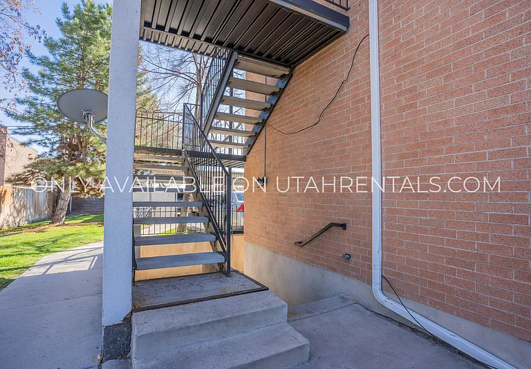 166 N 400 W #21 — Photo 15