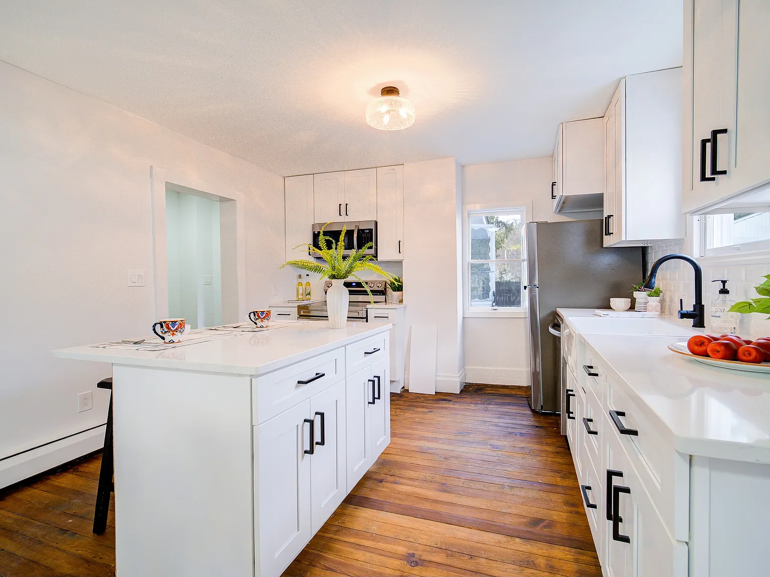 3 bed, 2.5 bath, 1585 sqft, $3,600 — Photo 2