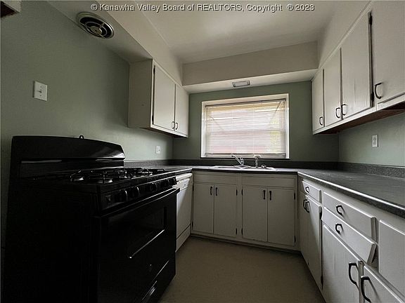 3rd image of 811 Edgewood Ct