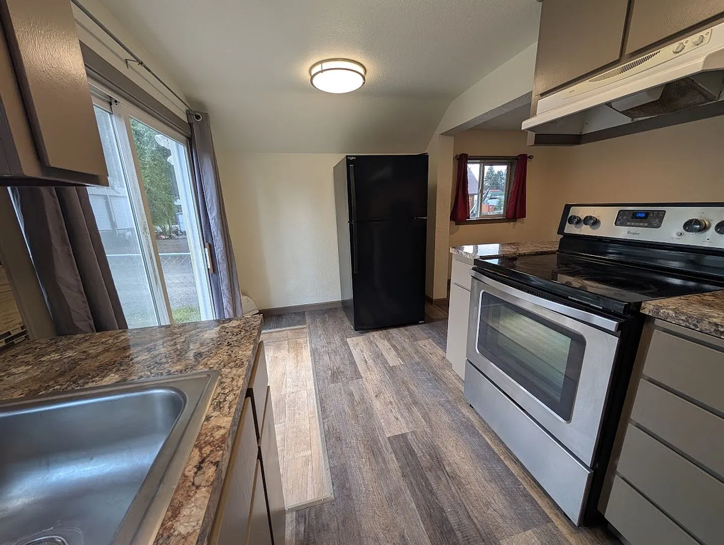 2 Bedroom 1 Bath Winchester House - Walking Distance to the Lake! — Photo 2