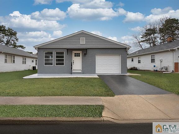 2nd image of 122 Freeport Blvd